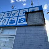 強風で看板が壊れましたが営業しております！