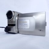Panasonic NV-DS80 デジタルビデオカメラの正面と液晶カバー部分