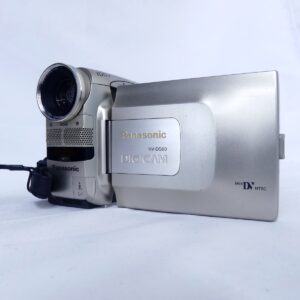 Panasonic NV-DS80 デジタルビデオカメラの正面と液晶カバー部分