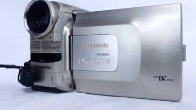 Panasonic NV-DS80 デジタルビデオカメラの正面と液晶カバー部分