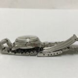 横向きに置かれたSEIKO マチックレディのシルバー腕時計とブレスレット