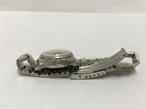 横向きに置かれたSEIKO マチックレディのシルバー腕時計とブレスレット