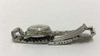 横向きに置かれたSEIKO マチックレディのシルバー腕時計とブレスレット