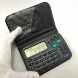 カバーを開いたSHARP電子メモ電卓 PA-710の正面