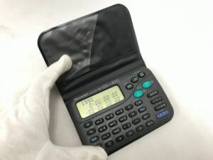 カバーを開いたSHARP電子メモ電卓 PA-710の正面