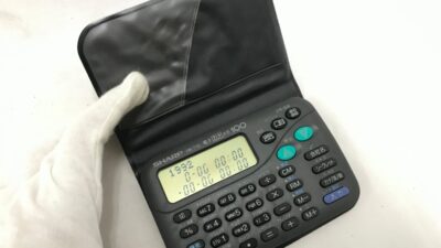 カバーを開いたSHARP電子メモ電卓 PA-710の正面