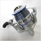 シルバーとブルーのALBA SPIN AB2000スピニングリール全体