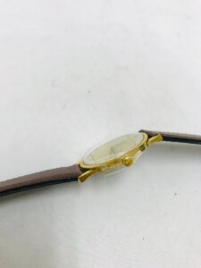 ゴールドカラーケースとレザーベルトのUNIVERSAL GENEVE腕時計の側面