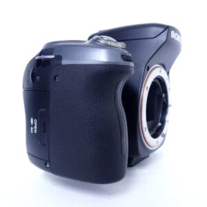 SONY α550 デジタル一眼カメラ本体の前面とグリップ部分