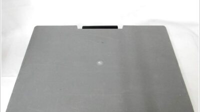 グレーのフタが付いたアタッシュケース型タックルボックスの全体写真