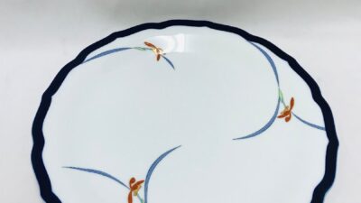 白地に藍色の縁取りと花柄が入った香蘭社の大皿