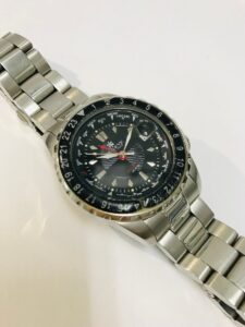 ブラック文字盤のGENEVE YACHT CLUBメンズ腕時計の正面