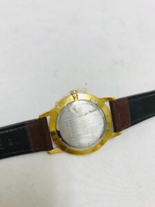 裏蓋側から見たUNIVERSAL GENEVE腕時計とレザーベルト
