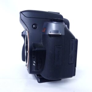 SONY α550 デジタル一眼カメラ本体の側面とαロゴ