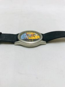 横から見たTINTINキャラクター腕時計のケースと黒いベルト