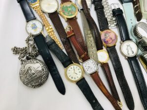 腕時計とシルバー色の懐中時計を含む時計まとめ買取品
