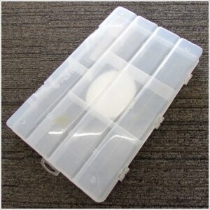 仕切りが見えるPLANOタックルボックスの背面側