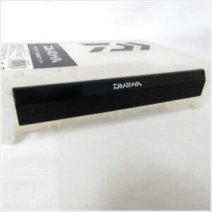 黒い留め具にDAIWAロゴが入ったマルチケースの側面