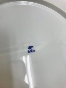 皿の裏面にある香蘭社のロゴと銘