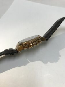 CITIZEN XC エコドライブのケース側面とリューズ、クロノグラフボタン部分