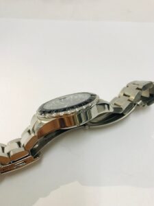 シルバーカラーのメタルブレスとケース側面が見える腕時計