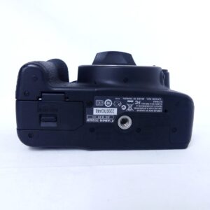 Canon EOS Kiss X3本体の底面と三脚穴