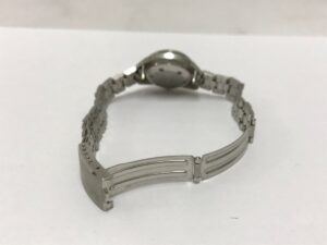 留め具を開いた状態のSEIKO マチックレディ腕時計のブレスレット