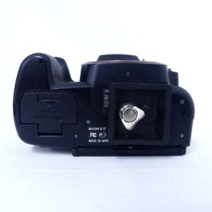 SONY α550 デジタル一眼カメラ本体の底面と三脚穴部分