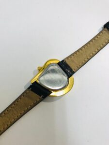 YVES SAINT LAURENTハート型腕時計の裏蓋とレザーベルト裏面