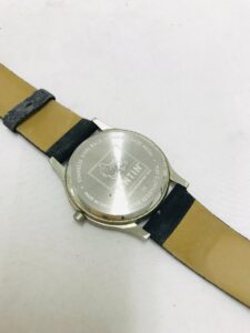 裏蓋にTINTINの刻印がある腕時計の背面
