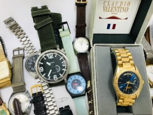 箱入りの金色腕時計や大型ケースの腕時計を含むまとめ買取品