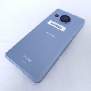docomoロゴが見えるAQUOS sense7 SH-53Cの背面全体